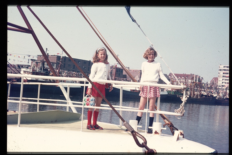 14.Scheveningen mei 1972 Brigitte,Marion.JPG